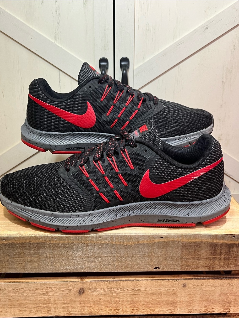Nike Men's Run Swift Running Lace-Up Athletic Sneakers Red & Black Size 10